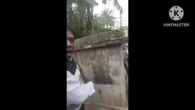 কালনা ১: কালনা পৌরসভার প্রাক্তন পৌরপতির ফের দাদাগিরি! ভিডিও ভাইরাল, পোল বসানোকে কেন্দ্র করে হাতাহাতি, ব্যাপক উত্তেজনা