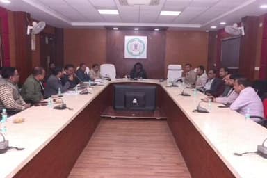 सूरजपुर: धान खरीदी के बीच कलेक्टर ने मिलर्स की बैठक ली, उठाव में तेजी लाने के दिए निर्देश