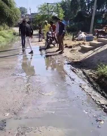 कालापीपल: सिलोदा में नालियों की सफाई न होने से सड़क पर बह रहा गंदा पानी, राहगीरों को हो रही परेशानी