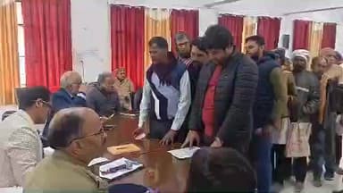 मानिकपुर: काली घाटी में लगातार हो रही सड़क दुर्घटनाओं और सड़क चौड़ीकरण में विभाग के ढुलमुल रवैये को लेकर समाजसेवी ने सौंपा ज्ञापन