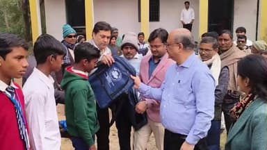 अकोढ़ी गोला: अकोढ़ी गोला में विकास आयुक्त ने शिक्षा, स्वास्थ्य व पशुपालन स्थलों का किया निरीक्षण