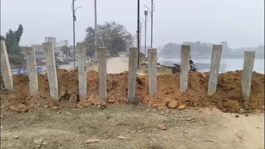 जमुआ: सलैया रेलवे स्टेशन के पास बूढ़वा तालाब की घेराबंदी का स्थानीय लोगों ने रेलवे प्रशासन के खिलाफ किया विरोध