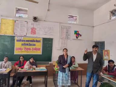 हाटपिपल्या: पीएमश्री शासकीय कन्या विद्यालय हाटपिपल्या में पालक शिक्षक सम्मेलन आयोजित