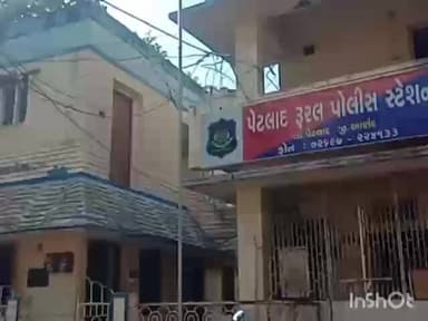 પેટલાદ: પંડોળી રેલવે સ્ટેશન વિસ્તારમાં પ્રતિબંધિત પેપરના રોલ કોન મળતા પોલીસે કાર્યવાહી કરી