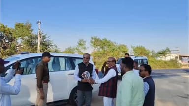 कोटड़ी: खजीना गांव में संभागीय आयुक्त और जिला कलेक्टर ने किया पौधारोपण