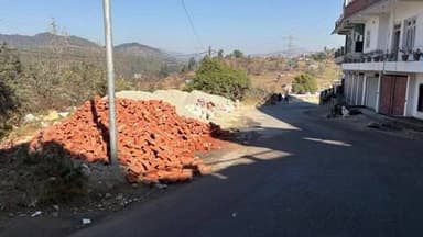 पूर्णागिरि: सड़क में निर्माण सामग्री फैलाने पर नगर पालिका ने 6 जगह की चालानी कार्रवाई, वसूला ₹1700 का जुर्माना