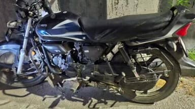 डेरापुर: कानपुर–औरैया हाईवे के मवई मुक्ता ओवरब्रिज पर अज्ञात वाहन की टक्कर से बाइक सवार युवक गंभीर घायल, पुलिस ने भेजा अस्पताल