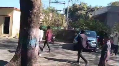 दलौदा: हरचदी गांव के सरकारी स्कूल में शिक्षिका बिना बताए दूसरे स्कूल गईं, ग्रामीण नाराज़