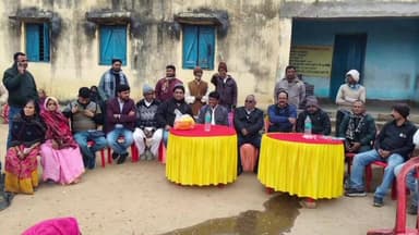 बाघमारा/कतरास: मुरलीडीह और महुदा में कंबल वितरण कार्यक्रम में शामिल हुए विधायक शत्रुघ्न महतो