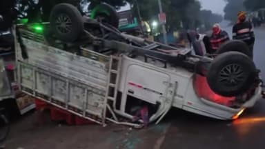 बरहज: घने कोहरे में बड़ा हादसा टला, मईल चौराहे पर ब्रेड लदी पिकअप पलटी