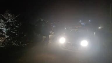 चंदौसी: चन्दौसी बहजोई हाईवे पर ट्रक के ओवर टेक करने पर गन्ने से भरी ट्राली पलटी, राहत कार्य में जुटी पुलिस