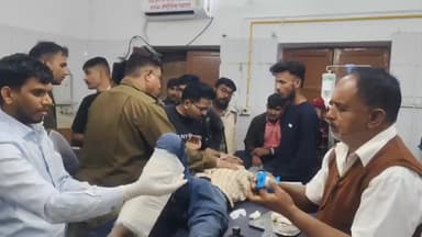 सुमेरपुर: तखतगढ़ के जालौर चौराहे पर अज्ञात वाहन की टक्कर से दो मोटरसाइकिल सवार हुए घायल, पुलिस ने पहुंचाया अस्पताल, जांच जारी