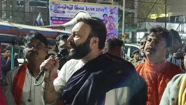 বাংলাদেশে হিন্দু হত্যার প্রতিবাদে ইসলামপুরে বিজেপির প্রতিবাদ বিক্ষোভ মিছিলে বক্তব্য রাখছেন রাজশ্রী লাহিড়ী