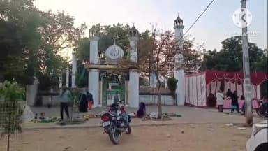 उचेहरा: नौगजा बाबा की दरगाह उंचेहरा में हिंदू भाइयों ने किया प्रयाद का वितरण