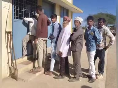 कसरावद: ओवरड्यू खातों वाले किसानों को सहकारी समितियों से खाद नहीं मिल रही, विपणन संघ में नकद खरीदने को मजबूर