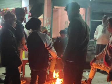 ताजपुर: कड़ाके की ठंड को देखते हुए ताजपुर के चौराहों पर अलाव की व्यवस्था की गई