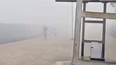 कहलगांव: पछुआ हवा और घने कोहरे से कहलगांव में बढ़ी ठंड, घरों में दुबके लोग