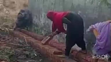 संभल: अहमदनगर के थरेसे गांव में पंचायत द्वारा नाली खड़ंजे का निर्माण कराया जा रहा था, इसी बीच एक परिवार ने आकर तोड़ी नाली