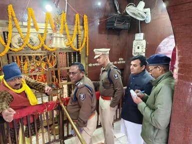 गोपालगंज=थावे दुर्गा मंदिर चोरी मामले में पुलिस की कार्रवाई तेज, 30 संदिग्ध हिरासत में
गोपालगंज जिले के प्रसिद्ध थावे दु...