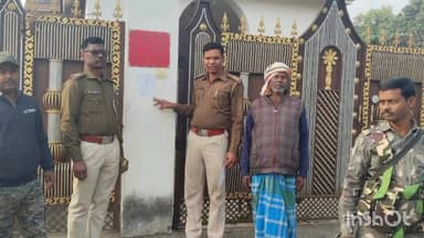 टुंडी: टुंडी पुलिस ने न्यायालय के आदेश पर वारंटी के नगरकियारी स्थित घर पर इश्तिहार चिपकाया