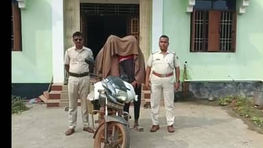 ସିମୁଳିଆ: ଵର୍ତନା ଛକ ନିକଟରେ ମଦ ନେଇ ଆସୁଥିବା ଦୁଇ ଜଣ ଙ୍କୁ ଗିରଫ କଲା ଅବକାରୀ ବିଭାଗ ମଦ ସହିତ ବାଇକ ଜବଦ