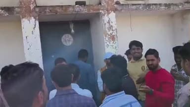 घट्टिया: किसानों को दिन में केवल 2 घंटे मिल रही बिजली, रातड़िया में ग्रिड पर किसानों ने की तालाबंदी