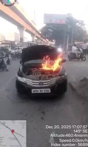 మేడ్చల్: మూసాపేట్ వై జంక్షన్ వద్ద కారులో చెలరేగిన మంటలు