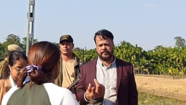 জিলা আয়ুক্ত বিদ্যুৎ বিকাশ ভাগৱতীয়ে কামপুৰ আৰু হোজাই জিলা সীমান্তৰ চাংজোৰাইত দুৰ্ঘটনাস্থলী পৰিদৰ্শন