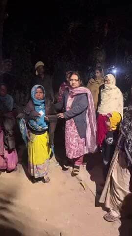 खड़गपुर: प्रखंड प्रशासन ने रमनकाबाद पूर्वी पंचायत में जरूरतमंदों के बीच कंबल बांटे