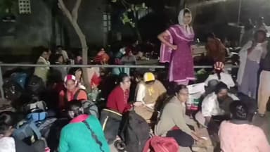 வண்டலூர்: கூடுவாஞ்சேரி அரசு ஆரம்ப சுகாதார நிலையத்தில் செவிலியர்கள் தங்கி போராட்டத்தில் ஈடுபட்டு வருகின்றனர்