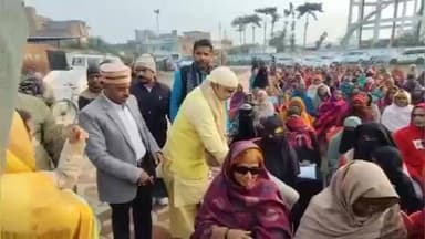 गोला: बड़हलगंज में विधायक ने 700 कंबल बांटे, तहसील प्रशासन के साथ मिलकर जरूरतमंदों को ठंड से बचाव के लिए वितरित किए