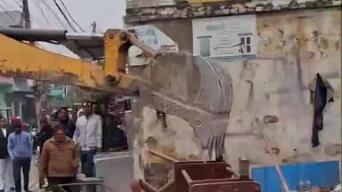 मुहम्मदाबाद: गाजीपुर में रेलवे की जमीन पर अवैध अतिक्रमण के खिलाफ रेलवे प्रशासन ने जलाया बुलडोजर