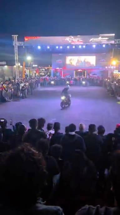 बाईक रॅलीतील आणखी एक थक्क करणारा प्रकार...