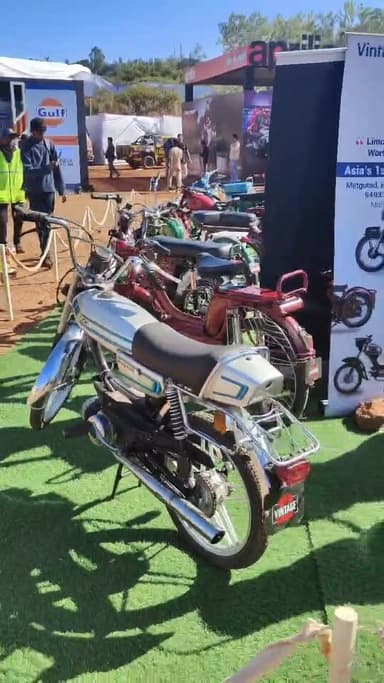 भोसे येथील बाईक महोत्सवात स्टॉल वर नागरिकांची गर्दी..