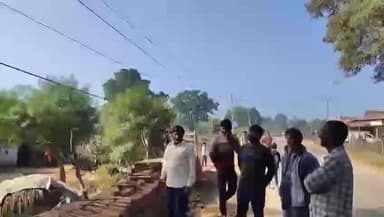 बड़ागांव धसान: ककरवाहा गांव में विद्युत विभाग की लापरवाही, 11000 वोल्टेज के तार नीचे लटक रहे हैं