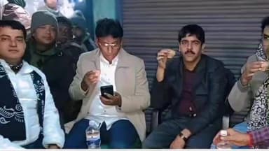 ভাঙড় ১: চন্দনেশ্বর বাজারে কর্মীদের সঙ্গে চা চক্র করলেন শওকত মোল্লা