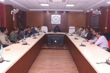 कलेक्टर श्री एस. जयवर्धन ने ली धान मिलर्स की बैठक
प्रमुख निर्देश:
धान उठाव में तेजी लाना
खरीदी केंद्रों में समयबद्ध उठा...