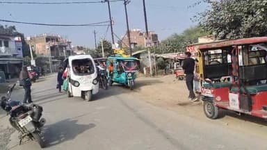 जालौन - कदौरा–बेरी रोड पर ई-रिक्शा बन रहे हादसों की वजह, हर दिन जाम से लोग परेशान*
कदौरा–बेरी रोड पर लगातार बढ़ते ई-रि...