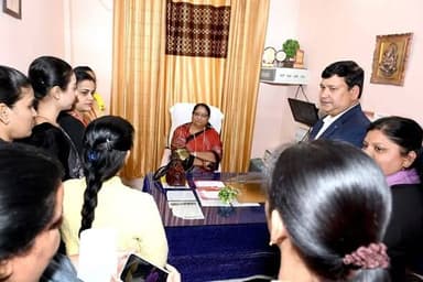 महिला एवं बाल विकास विभाग मंत्री मध्य प्रदेश शासन सुश्री निर्मला भूरिया आज रतलाम जिले के भ्रमण पर रही। मंत्री सुश्री निर...