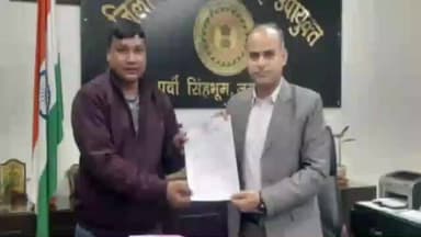 गुराबंदा: जिप सदस्य शिवनाथ मांडी ने बंद स्कूलों को पुनः खोलने की मांग की, उपायुक्त को मुख्यमंत्री के नाम सौंपा पत्र