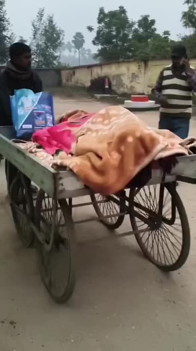 नवादा में मानवता शर्मसार , ठेले पर शव ले जाता परिजन खोल रहा चिकित्सा व्यवस्था की पोल #NewsUpdate