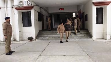 AWAAZ LIVE RUDRAPUR: देखिये रुद्रपुर #पुलिस_ऑफिस में #महिला के पहुंचने की सूचना पुलिसकर्मी हुए एकत्र
#awaaz24x7 #awaazin...