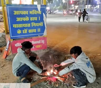 "बढ़ती ठंड के मद्देनजर जिले के सभी नगरीय निकायों में अलाव की समुचित व्यवस्था से आमजन को मिल रही ठंड से राहत।"
#balodabaz...