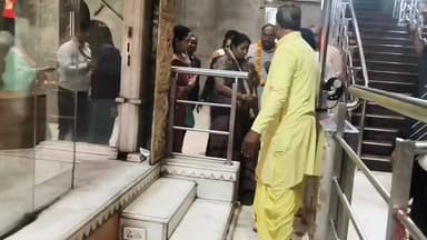 दिल्ली सीएम ने किए मेहंदीपुर बालाजी के दर्शन विशेष पूजा-अर्चना के साथ 3 बार किए दर्शन, महंत ने किया स्वागत