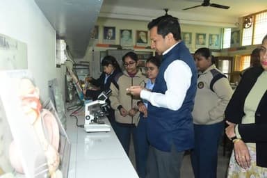 डीसी सचिन गुप्ता विद्यार्थियों से फीडबैक लेने के लिए अचानक पहुंचे सरकारी विद्यालय
आधारभूत शिक्षा और स्किल मैपिंग से सरक...