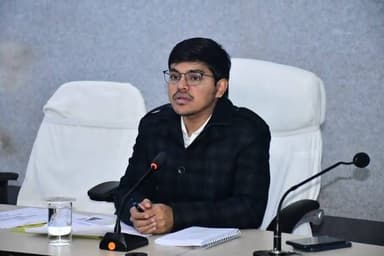 भागलपुर 20 दिसम्बर 2025, भागलपुर के समीक्षा भवन में जिलाधिकारी डॉक्टर नवल किशोर चौधरी के निर्देश पर उप विकास आयुक्त श्र...