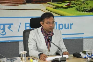 भागलपुर 20 दिसम्बर 2025, भागलपुर के समीक्षा भवन में जिलाधिकारी डॉक्टर नवल किशोर चौधरी की अध्यक्षता में आंतरिक संसाधन की ...