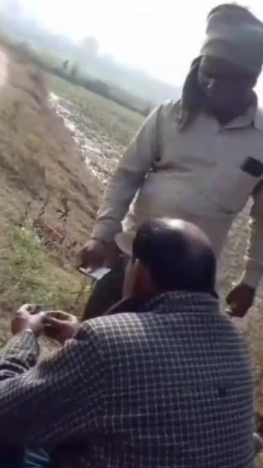 डीएम ने की बड़ी कार्यवाही :
#चित्रकूट के राजापुर तहसील क्षेत्र में हदबंदी के नाम पर रिश्वत लेने के आरोप में राजस्व निर...