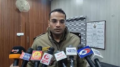 कानपुर....थाना नर्वल क्षेत्रान्तर्गत तहसील परिसर में जिलाधिकारी के आगमन के दौरान भगवान सिंह द्वारा अपने ऊपर पेट्रोल डालन...