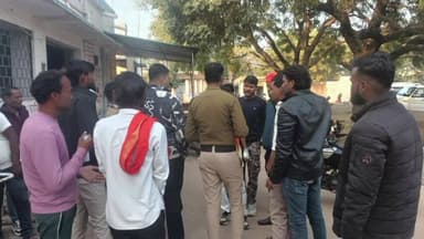 खरगापुर: खरगापुर-बल्देवगढ़ मार्ग पर श्मशान घाट के पास मोटरसाइकिल ने मारी टक्कर, पुलिस पहुंची